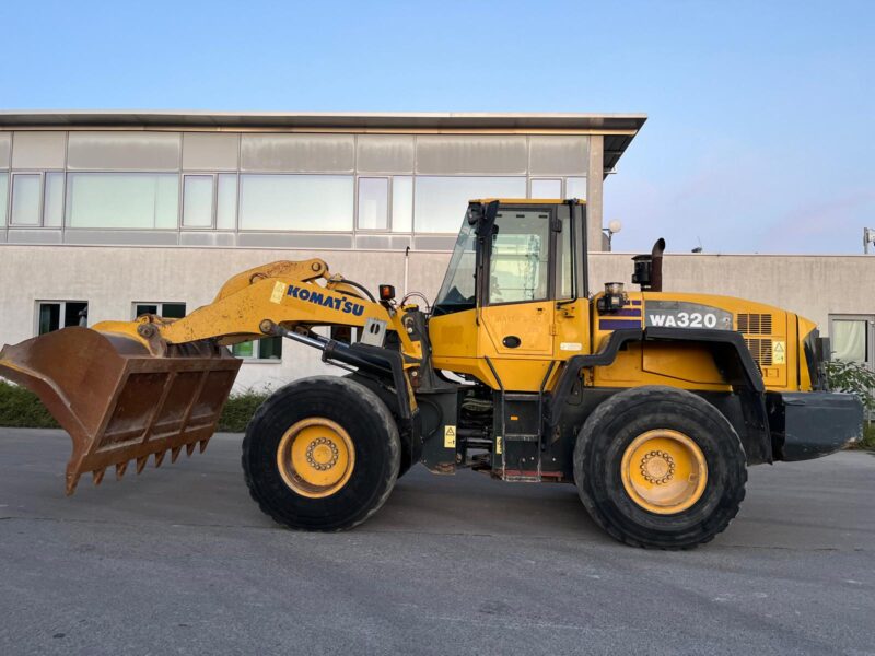 Gebrauchtmaschinen Komatsu WA 320